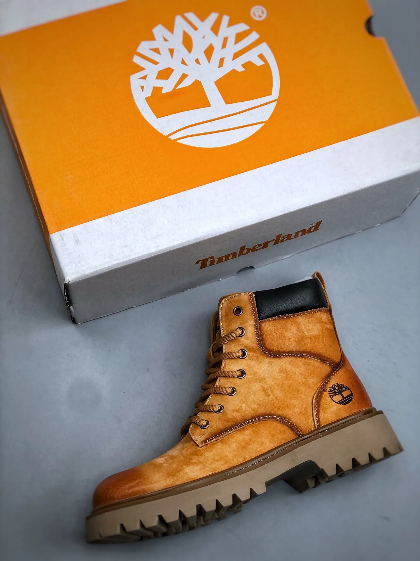 Welfare special price💰480 Timberland Timberland/Timberland new autumn and winter products (plush lining🔥warm and heat-locking) autumn and winter must-have outdoor casual rhubarb boots series #Guangdong Dachang quality original box original packaging fashion trend matching the fabric is made of Italian 🇮🇹 top frosted fine-grained cowhide with anti-odor and anti-corrosion genuine leather latex insoles. The outsole and hardware are all made from raw materials of the original factory. They are the same as the original Goodyear never-opening process. Good products do not kill pigs. The quality of the first order is strictly controlled. Exclusively released on the entire network. There is no doubt about the quality. The whole set of official website unified packaging gives you a perfect wearing experience. The quality is exquisite and durable. A must-have for sportsmen. Specially designed to prevent handsomeness. High-quality and first-class foot feel. Specially used for outdoor cold protection this winter. Daily casual matching. Size: 38 39 40 41 42 43 44 (leather shoe size)